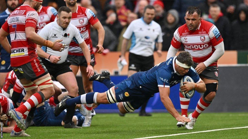 Jono Ross dives over the try line