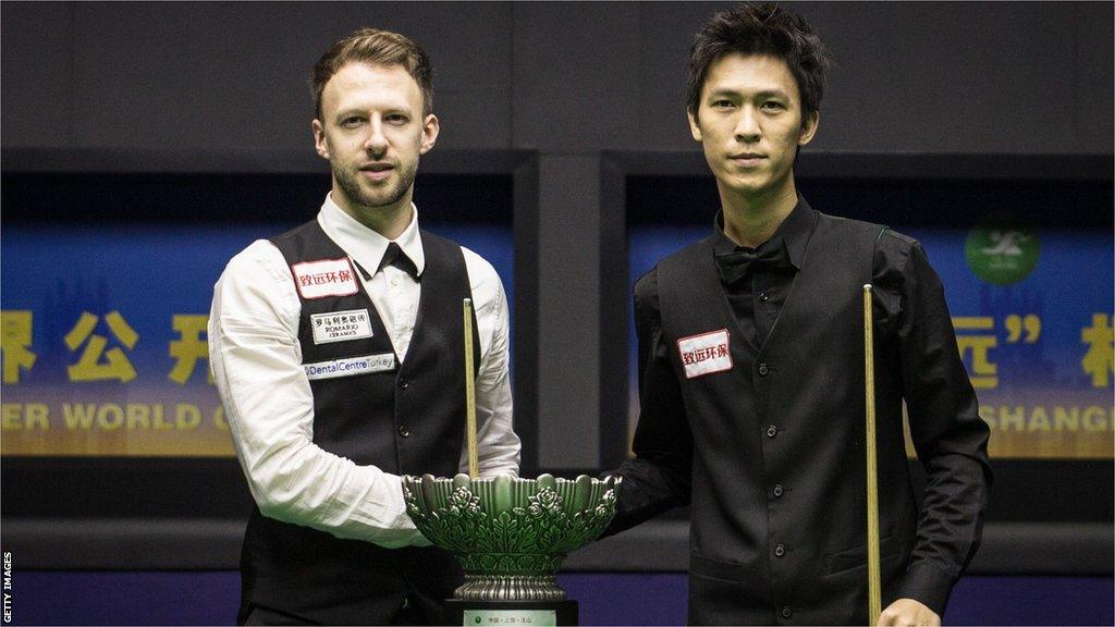 Thepchaiya Un-Nooh of Thailand shakes hands with Judd Trump (left)