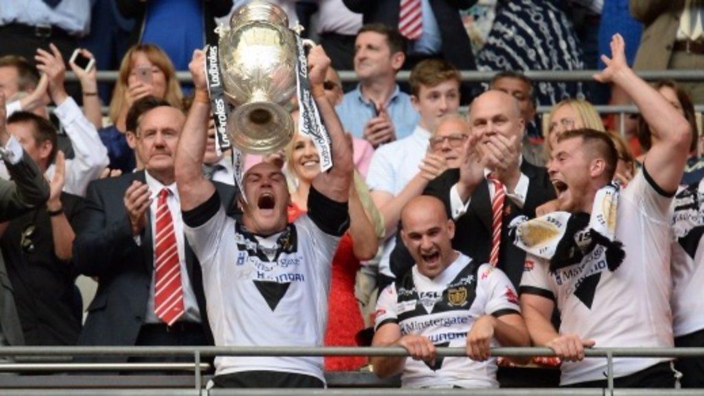 Hull FC captain Gareth Ellis lifts the Challenge Cup