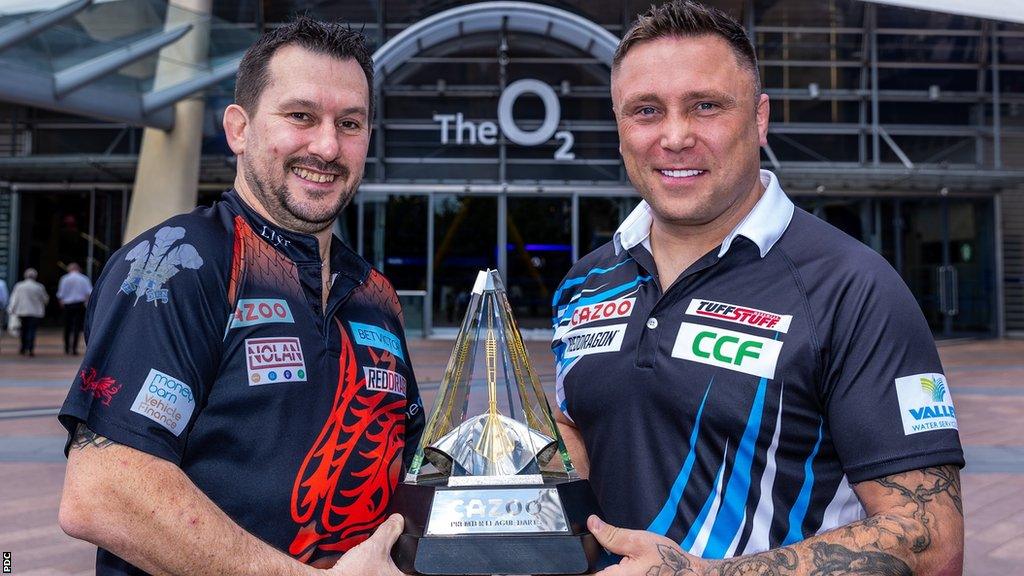 Jonny Clayton (L) and Gerwyn Price smile for the cameras