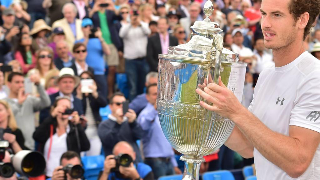 Andy Murray lifts the trophy