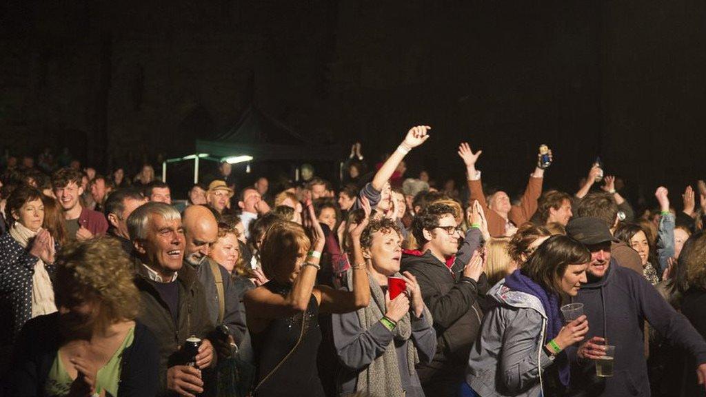 Mae pobl Caernarfon yn gwybod sut i joio