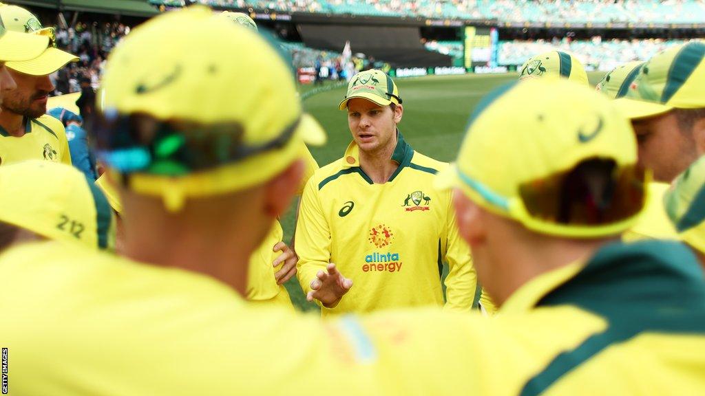 Steve Smith giving a team talk