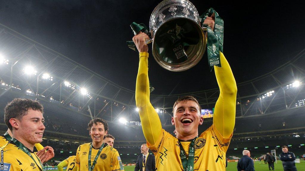 Adam Murphy lifts the FAI Cup