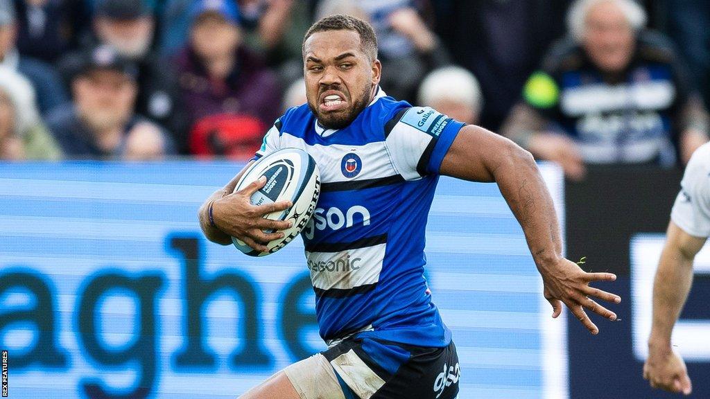 Ollie Lawrence playing for Bath against Saracens