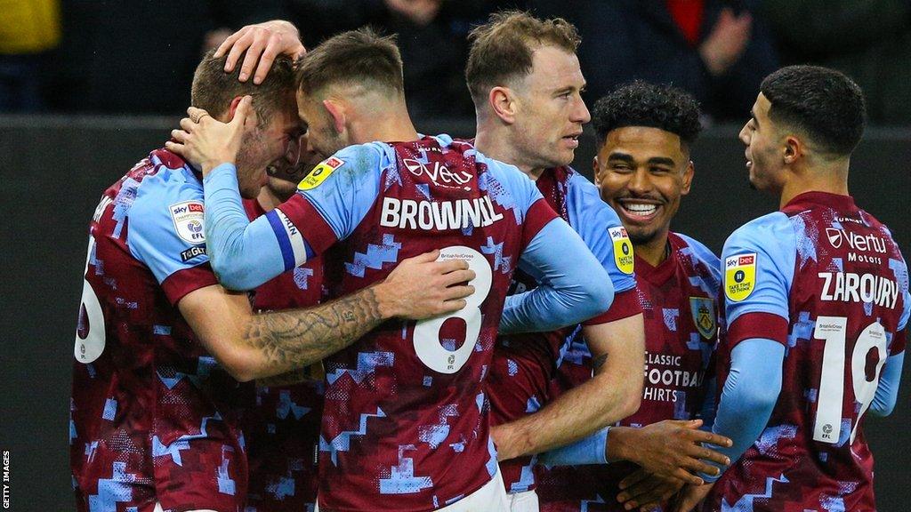 Burnley players celebrate Jordan Beyer's late winner against Coventry