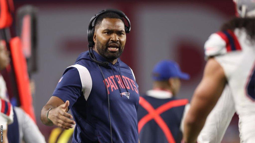 Jerod Mayo operating on the sidelines for the Patriots