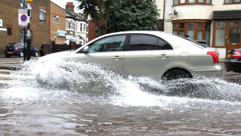 London-flooding-car-in-water