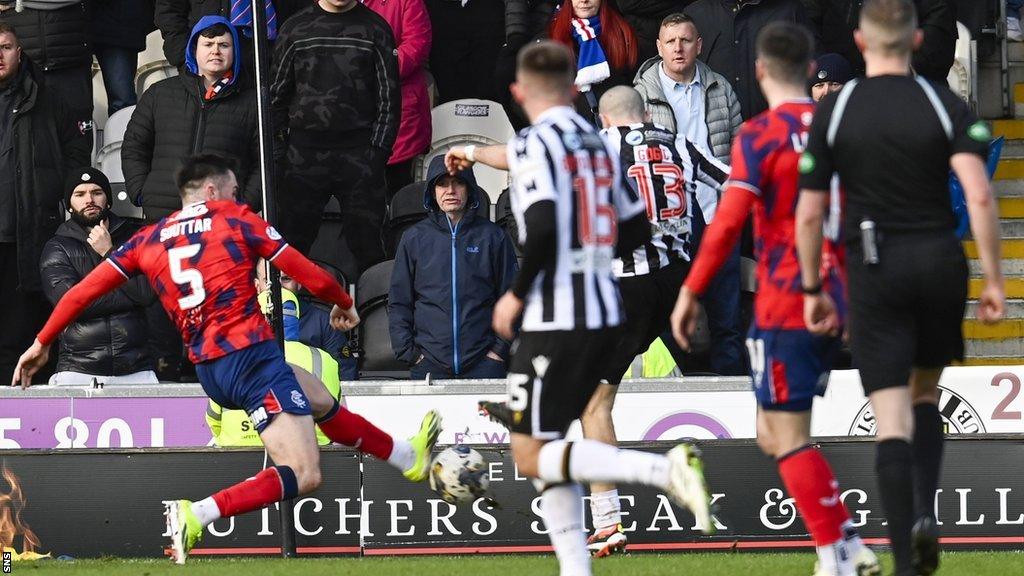 John Souttar blocks Alex Gogic's shot