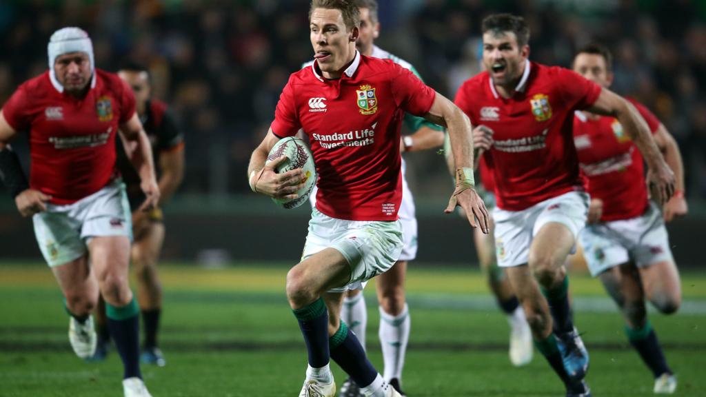 Liam Williams runs with the ball