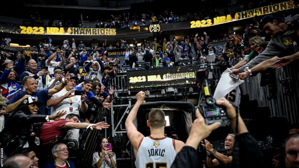 Nikola Jokic raises a thumb to the crowd as he leaves the court