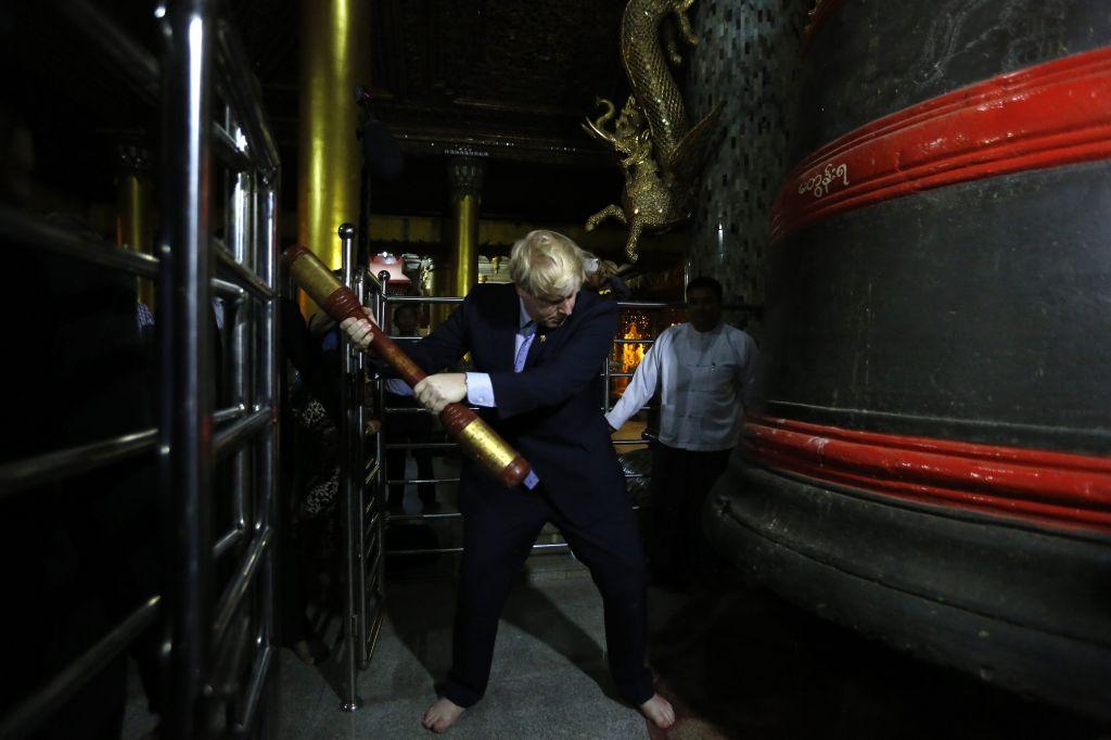 British Foreign Secretary Boris Johnson visits the Shwedagon Pagoda in Yangon, 21 January 2017