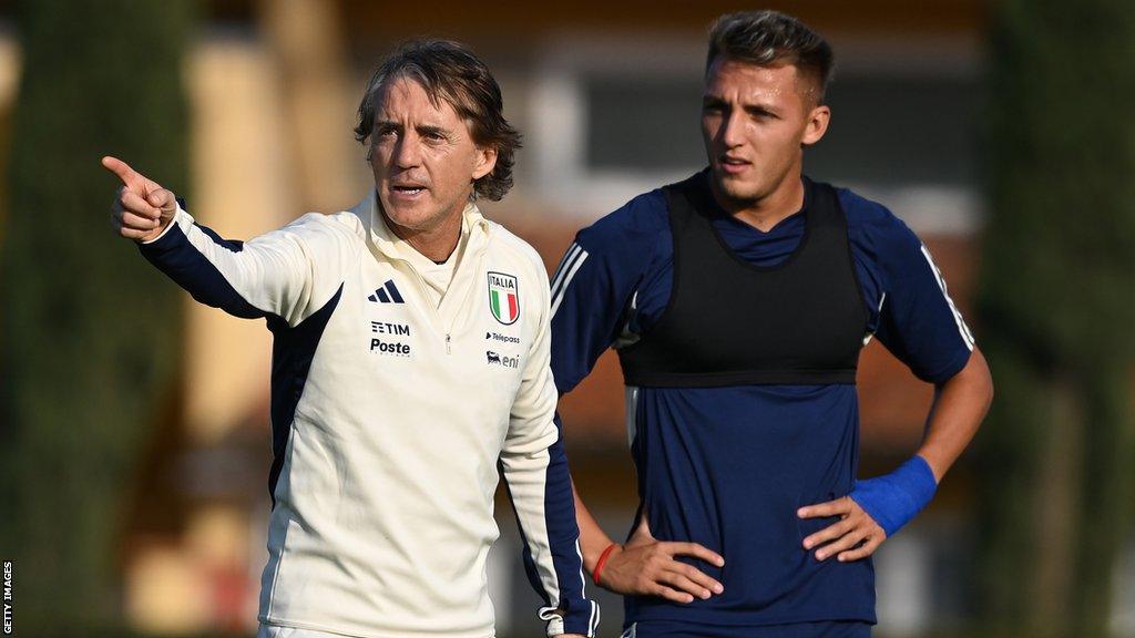 Roberto Mancini & Mateo Retegui speak during a training session