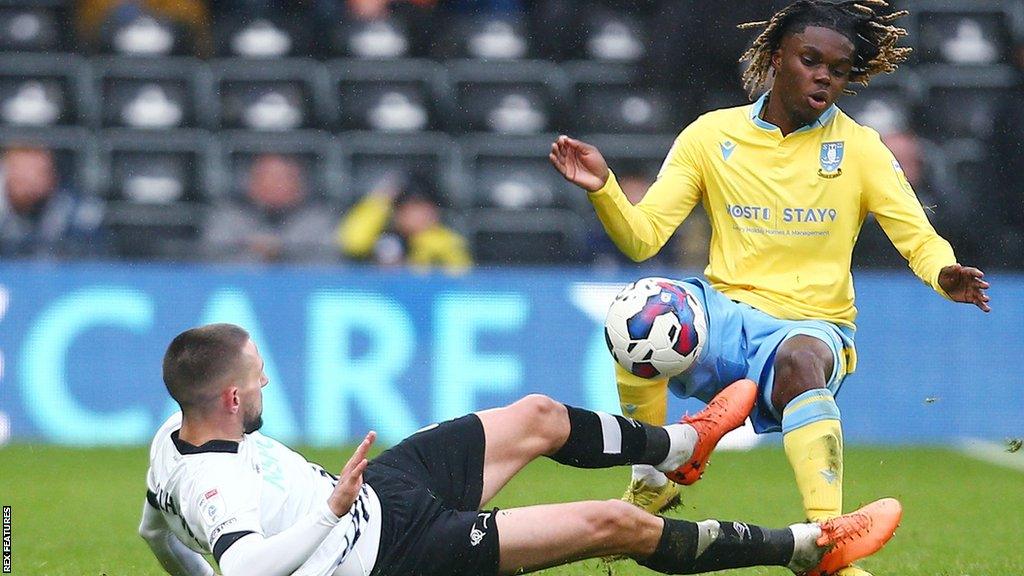 Derby's Conor Hourihane and Alex Mighten, of Sheffield Wednesday, go in for a tackle