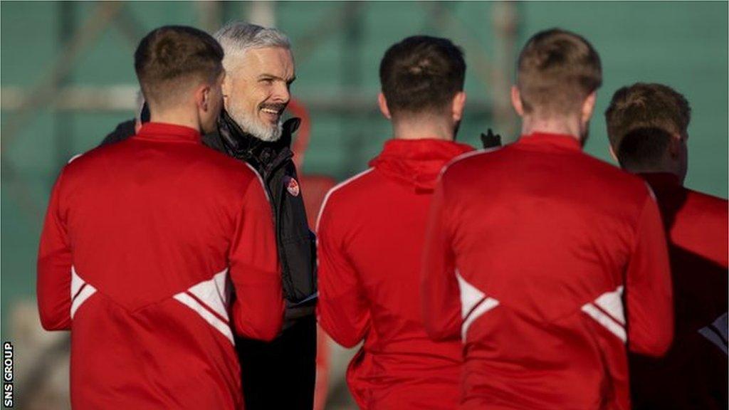 Manager Jim Goodwin speaks to his squad during an Aberdeen training session at Cormack Park