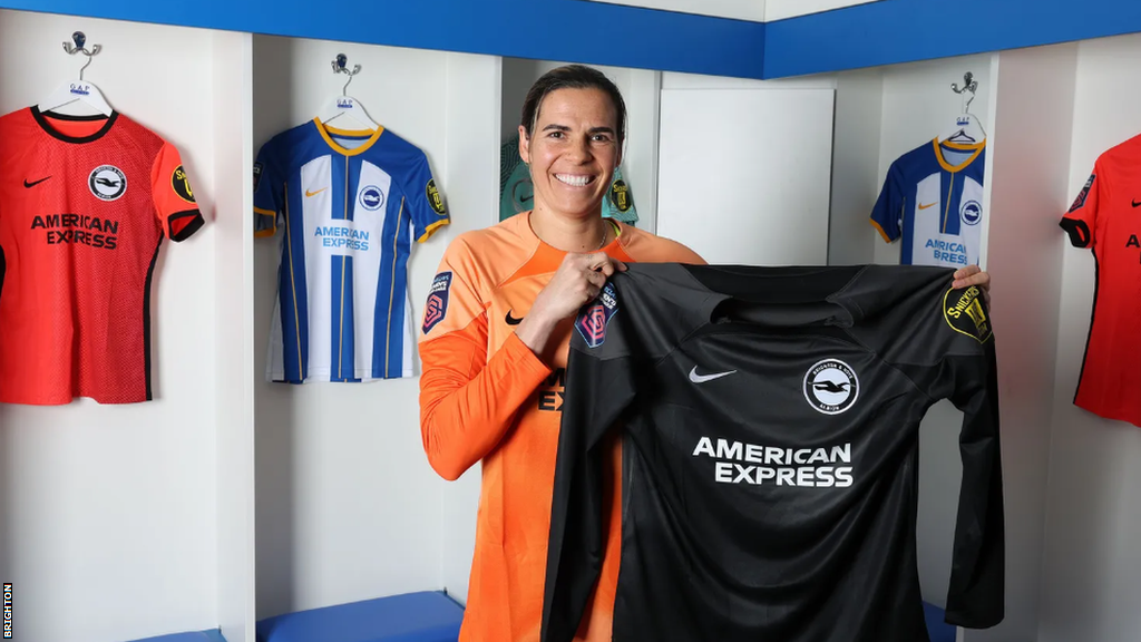 Lydia Williams signs for Brighton