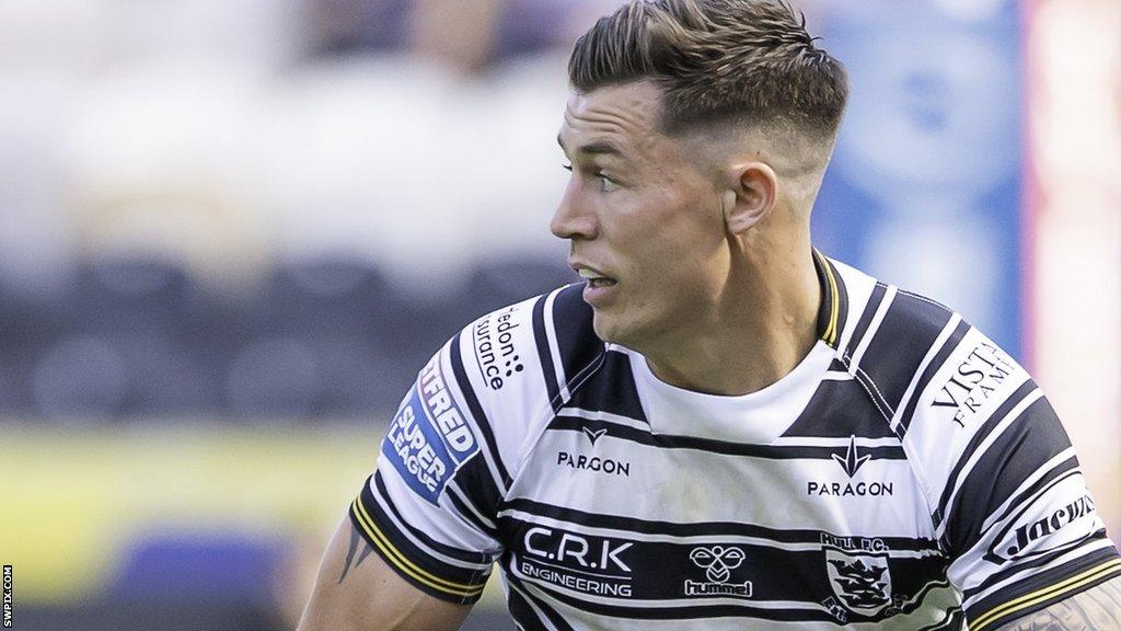 Jamie Shaul looks for options in Hull's game with Leeds