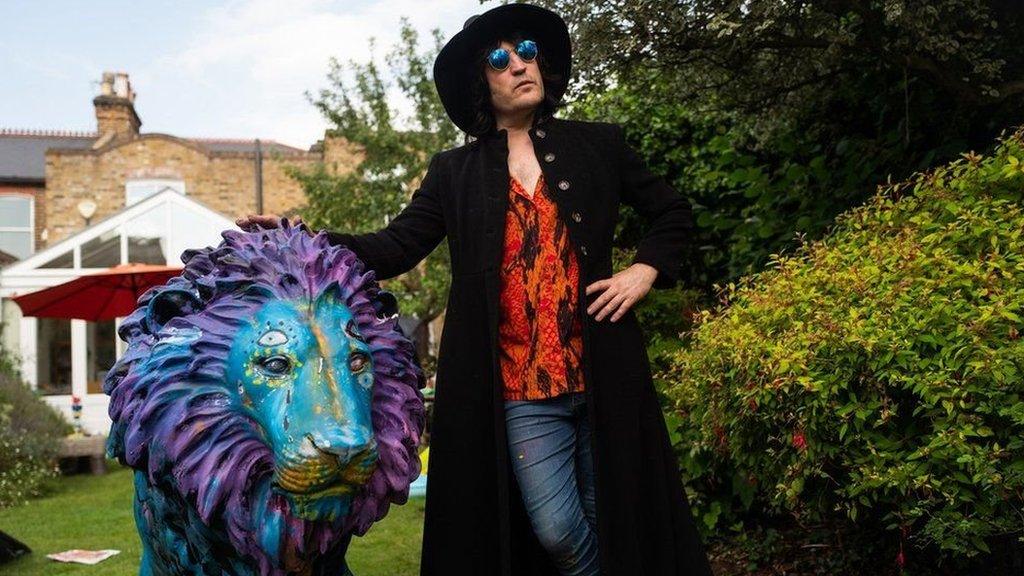 noel-fielding-with-lion-sculpture.