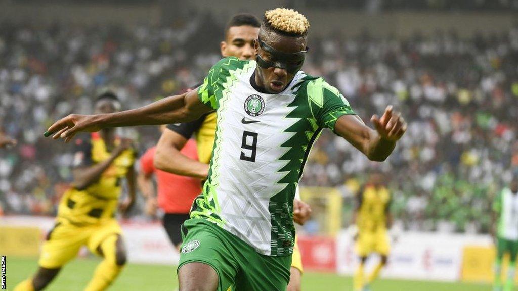 Victor Osimhen playing football for Nigeria