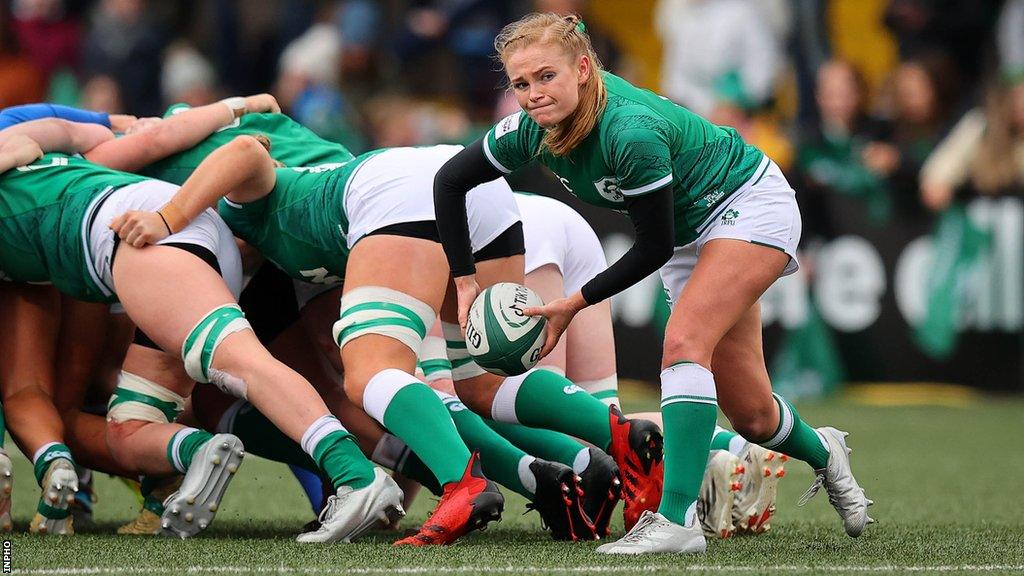 Kathryn Dane passes the ball in the Six Nations