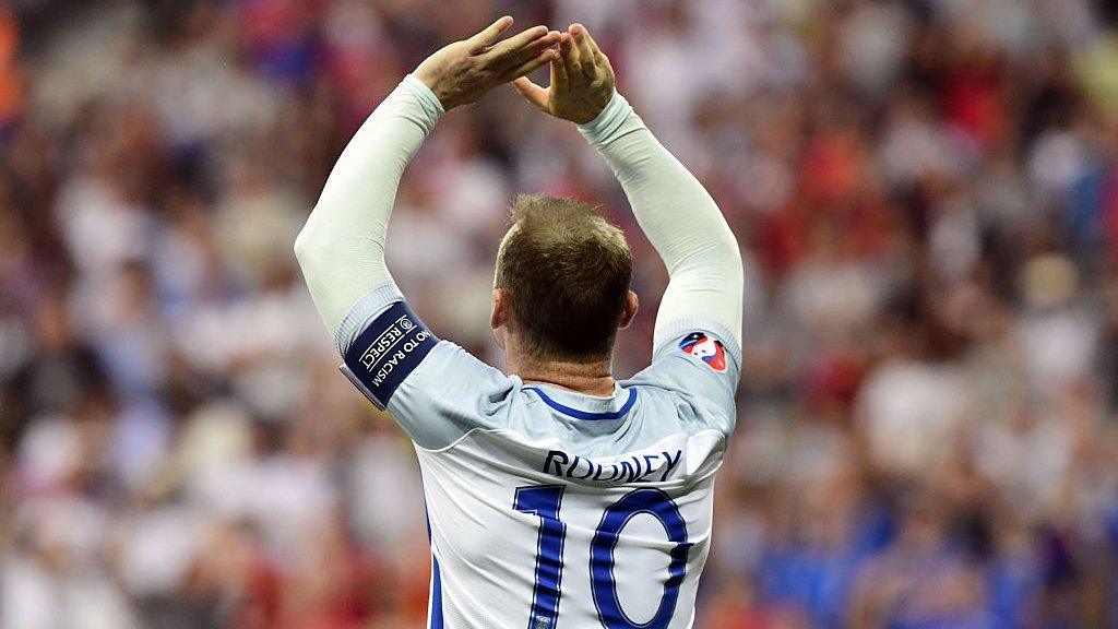 rooney applauds fans