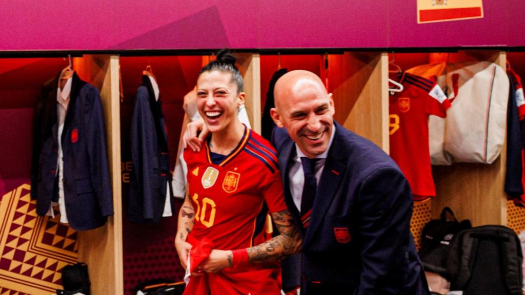 Jenni Hermoso and Luis Rubiales in the dressing room after the World Cup final