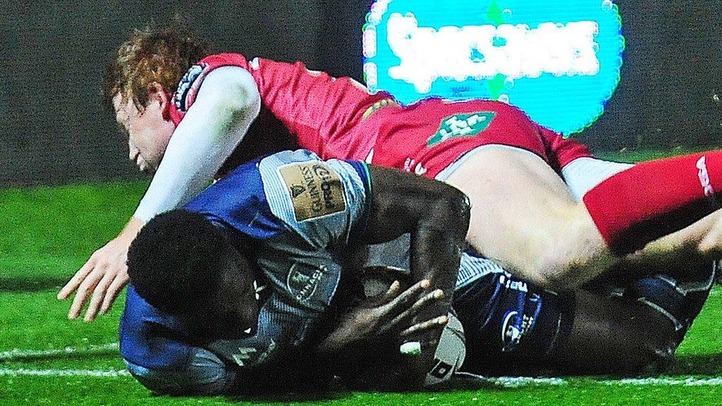 Niyi Adeolokun scores the opening try