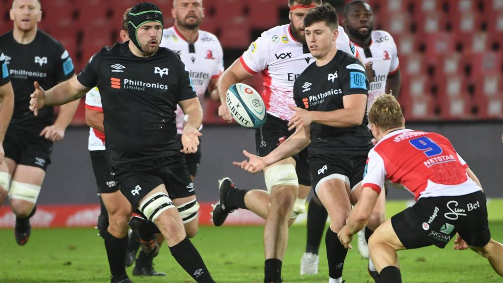 Josh Thomas passes to Morgan Morris of the Ospreys