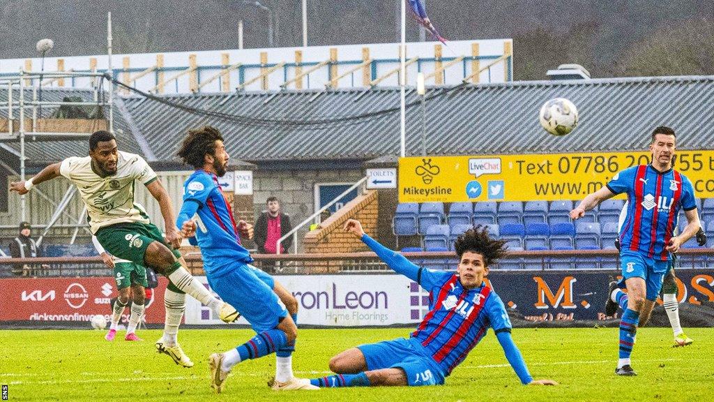 Myziane Maolida scores for Hibs