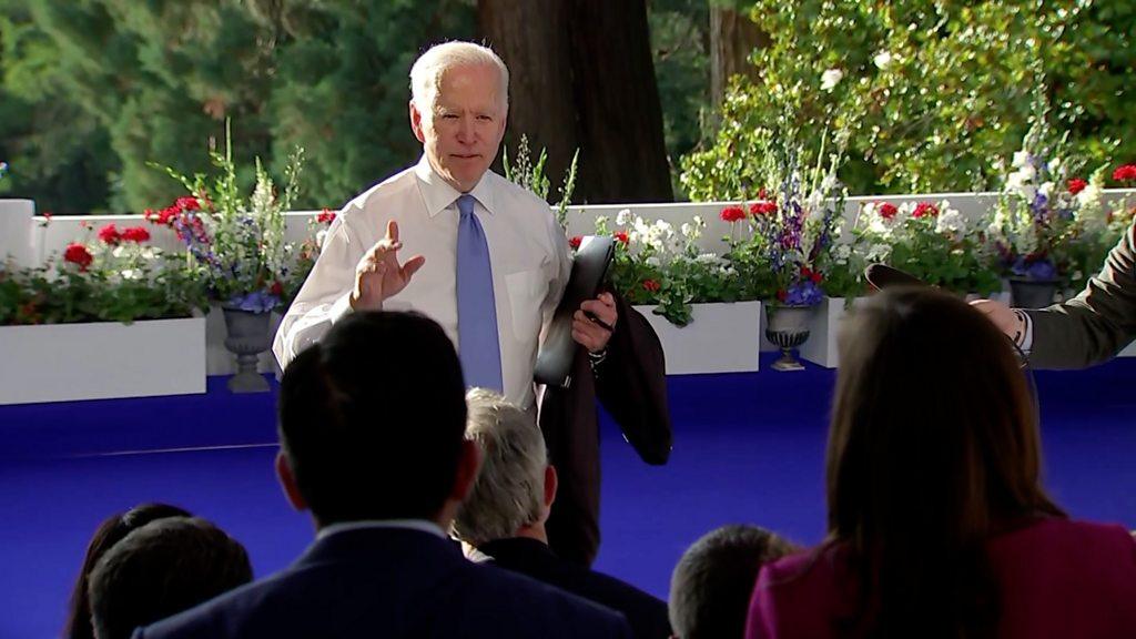 The president snaps at a female correspondent before apologising later for being "a wise guy".