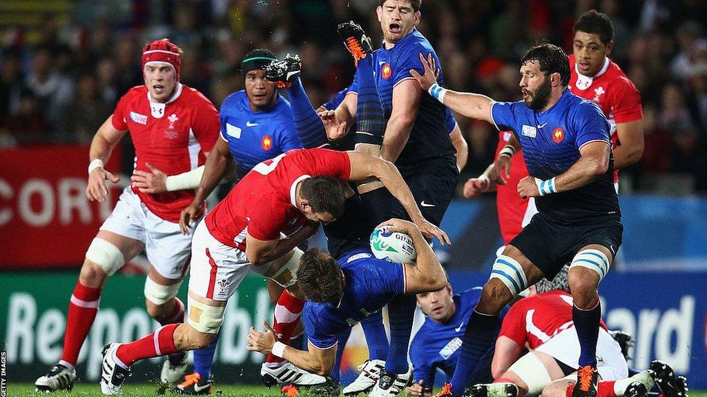 Sam Warburton tackles Vincent Clerc