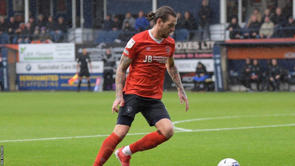 Glen Rea playing for Luton in 2021