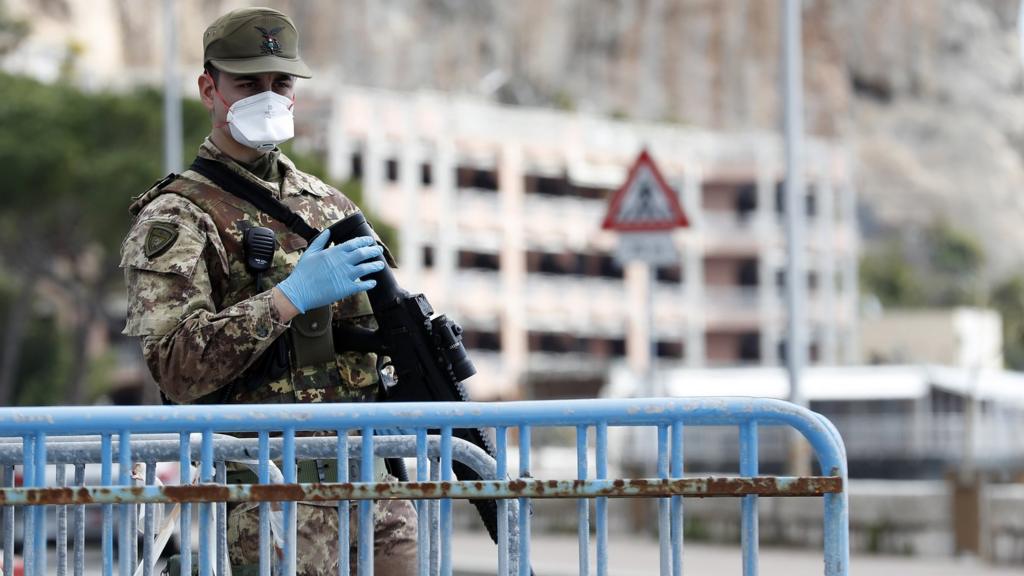 An Italian soldier at the border between Italy and southern France, 15 March 2020