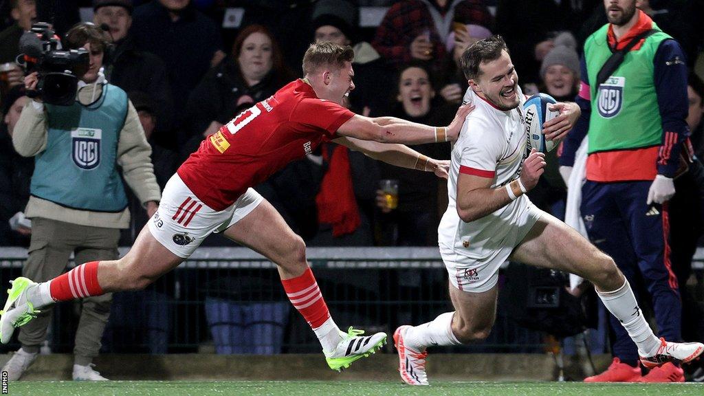 Jacob Stockdale scores a try