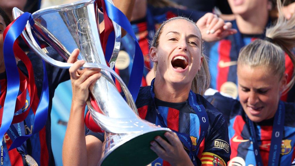 Alexia Putellas lifts the Champions League trophy