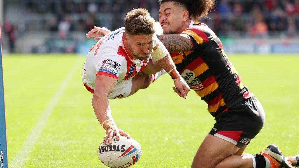 Tommy Makinson scores a try for St Helens