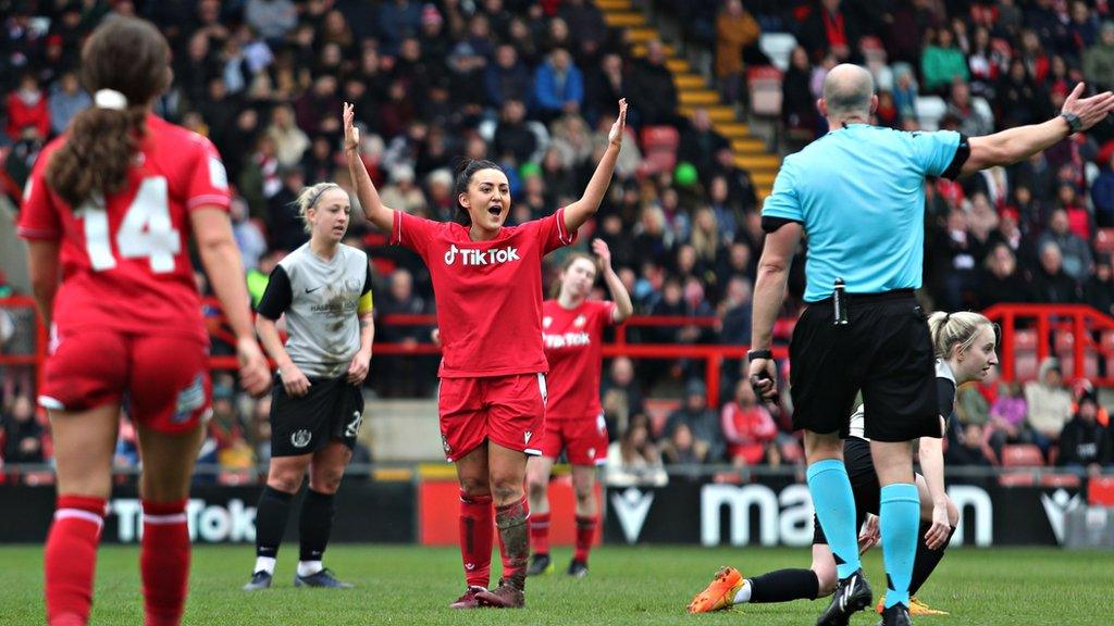 Phoebe Davies disagrees with a referee's decision