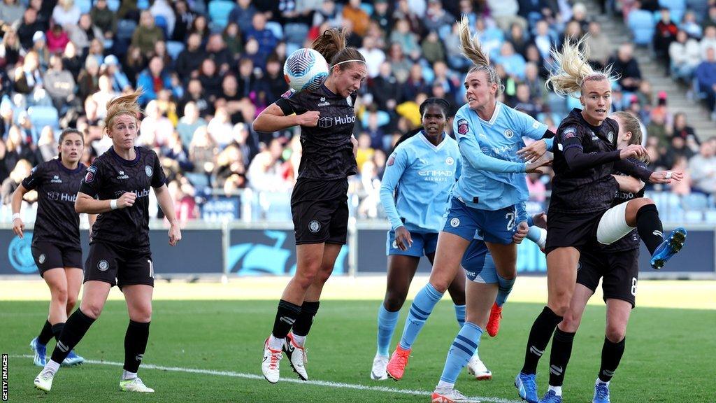 Manchester City's Jill Roord scores