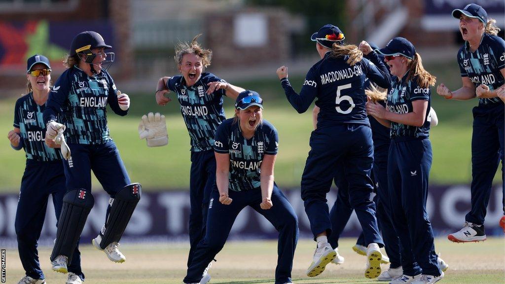 England celebrate after beating Australia