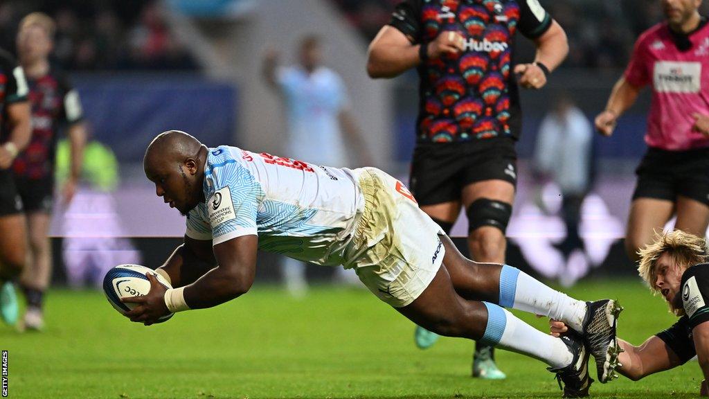 Khutha Mchunu dives over to score the Bulls' second try