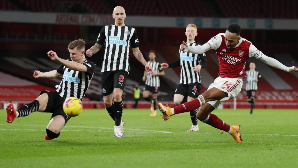 Pierre Emerick Aubameyang scores