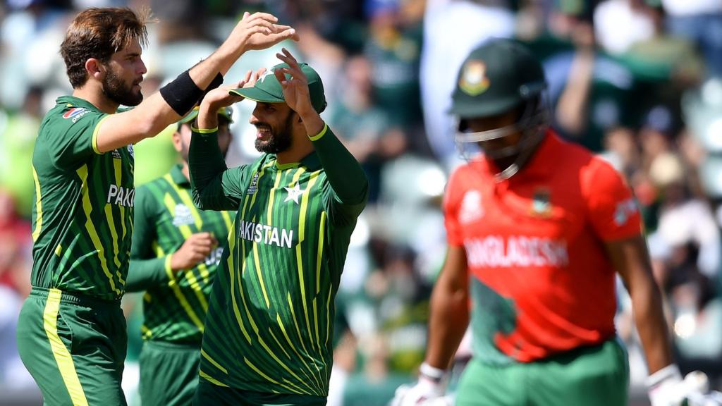 Shaheen Afridi of Pakistan celebrates after taking the wicket of Mosaddek Hossain