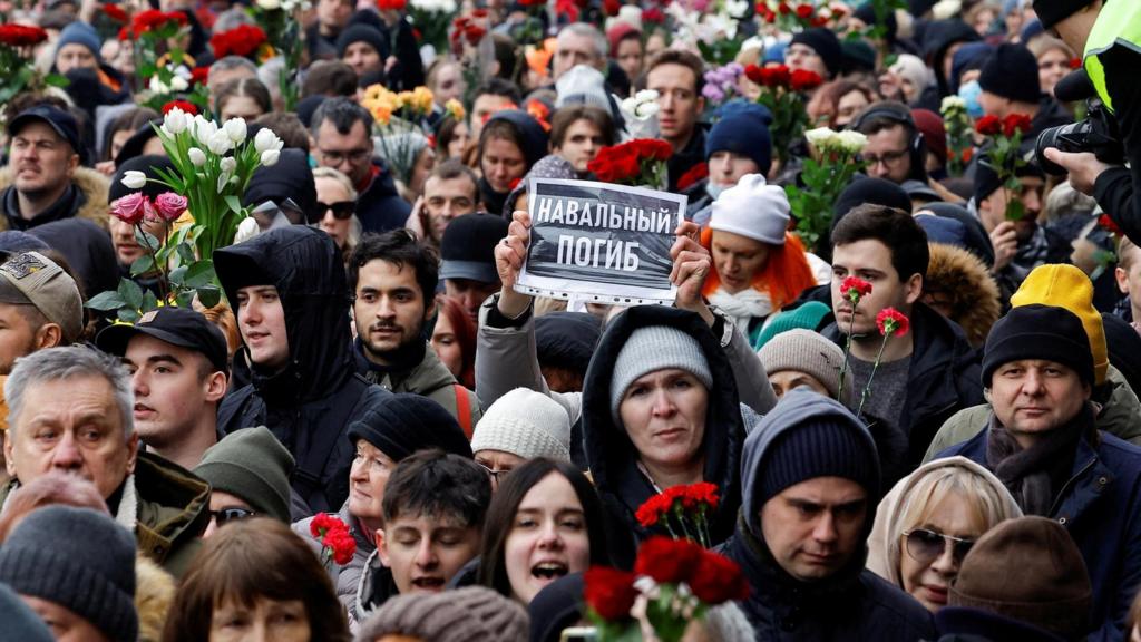 Crowd of Navalny supporters