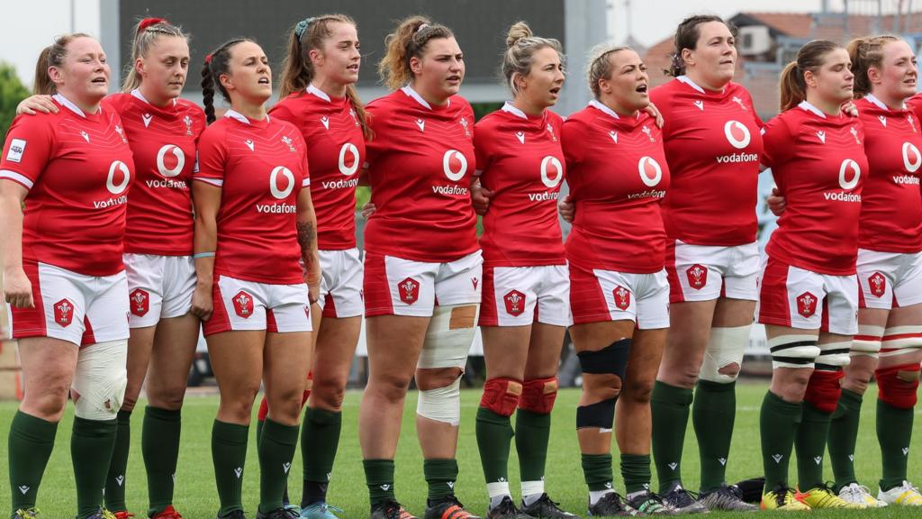 Wales line up for anthem at Stadio Sergio Lanfranchi