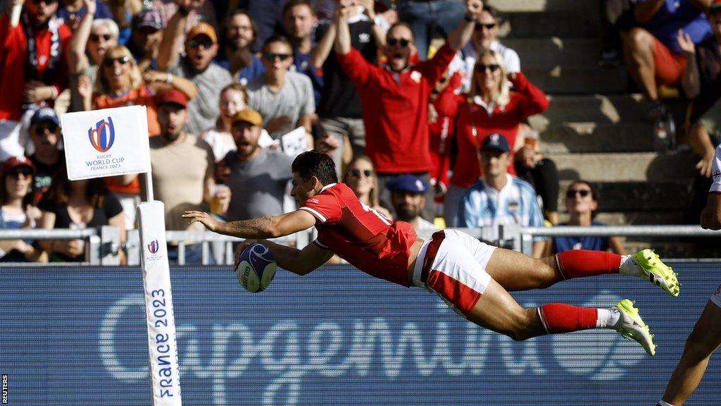 Wales winger Louis Rees-Zammit scores