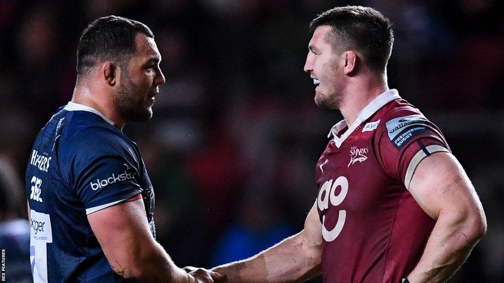 Ellis Genge shakes hands with Tom Curry