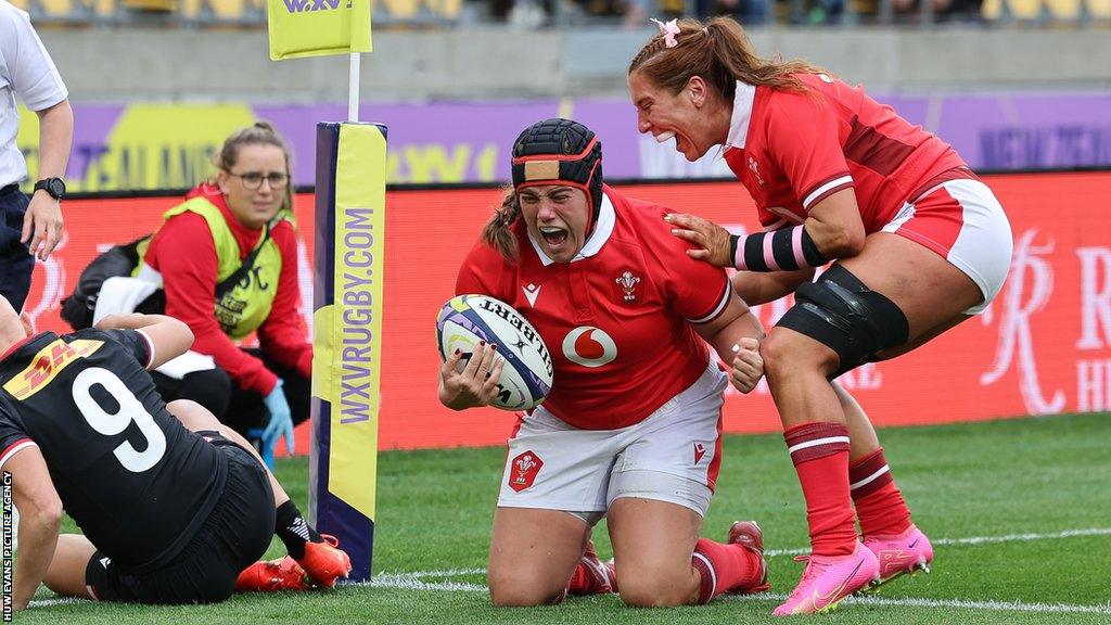Carys Phillips scores