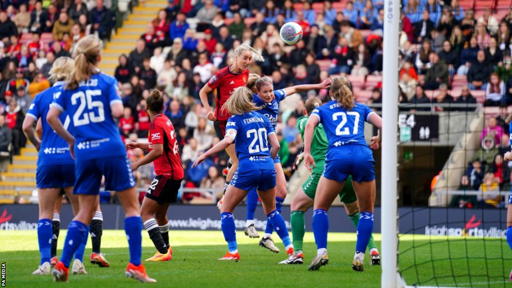 Millie Turner scores for Manchester United