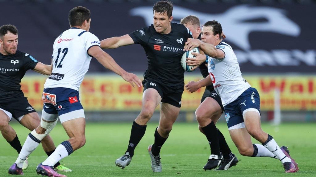 Michael Collins of Ospreys takes on Chris Smith and Harold Vorster of Bulls
