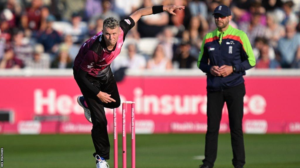 Peter Siddle bowling for Somerset